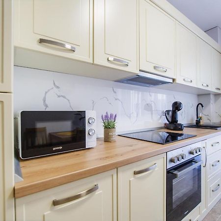 Lovely Home At West Residence 오라데아 외부 사진
