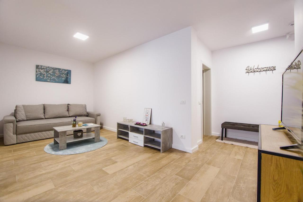 Lovely Home At West Residence 오라데아 외부 사진