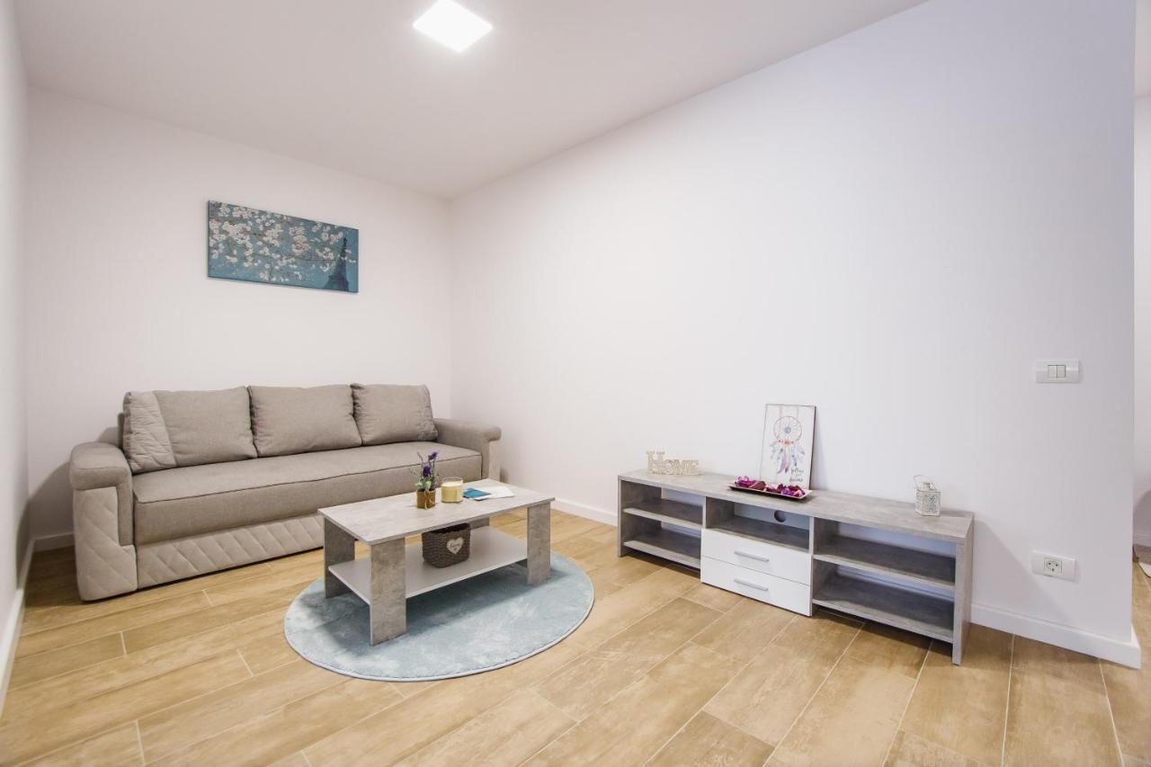 Lovely Home At West Residence 오라데아 외부 사진